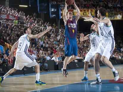 Huertas se eleva ante Rudy, Llull y Begic.