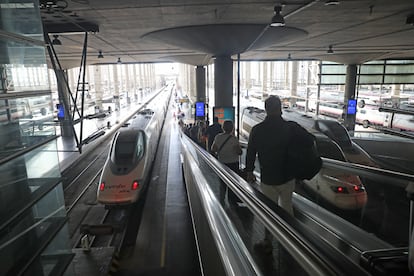 Varios pasajeros acceden al andén por una cinta mecánica en la estación Madrid-Puerta de Atocha.