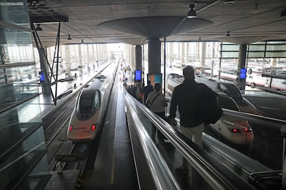 Varios pasajeros acceden al andén en la estación Madrid-Puerta de Atocha, el pasado junio.