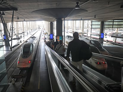 Varios pasajeros acceden al andén por una cinta mecánica en la estación Madrid-Puerta de Atocha.