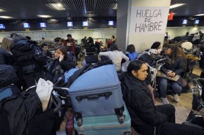 Varios pasajeros, afectados por las cancelaciones de Air Comet, aguardan en el aeropuerto de Barajas.