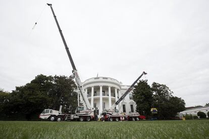Dos grúas trabajan en la renovación de algunas zonas de la Casa Blanca.