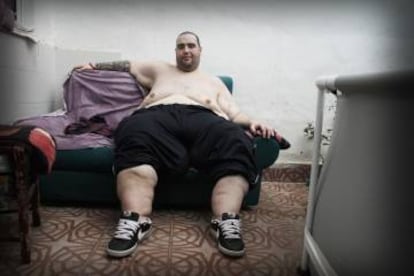 El joven de Turís, en el patio de su casa, al lado de la piscina desmontable donde hace ejercicio.