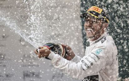 Hamilton celebra con champán su victoria en Shnghai.