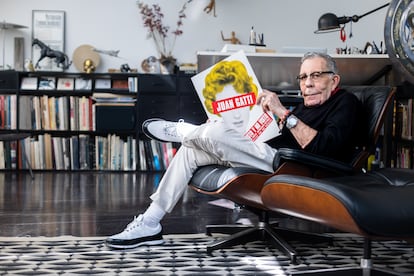 Juan Gatti, en su estudio de Madrid, sostiene un ejemplar de su antología.
