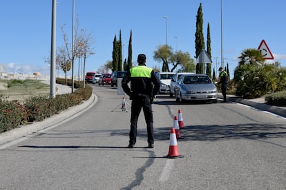 Un control de policía en Majadahonda en plena pandemia, octubre de 2020.