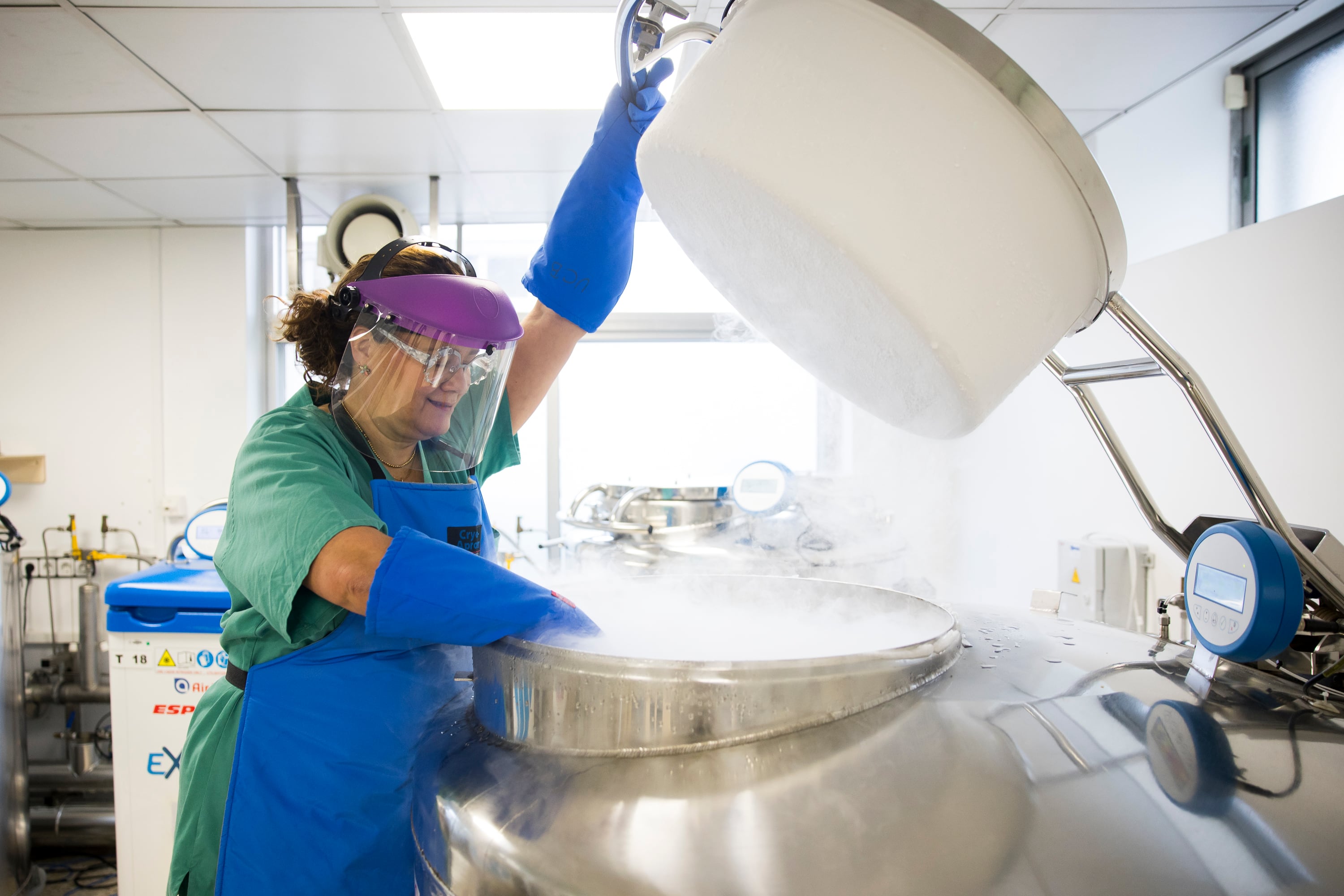 Una trabajadora del Banco de Tejidos Hospitalarios de Galicia abre un tanque enfriado con nitrógeno líquido en el que se conservan materiales biológicos hasta a -196 grados, a la espera de ser implantados en pacientes.