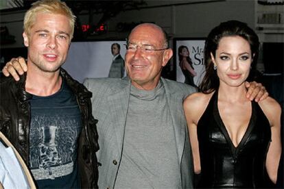 Pitt y Jolie posan con el productor Arnon Milchan en la presentación de <i>Mr & Mrs Smith</i> en Los Ángeles en junio.