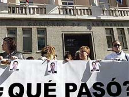 Familiares de las víctimas del Yak-42, en una marcha ayer en Santander.