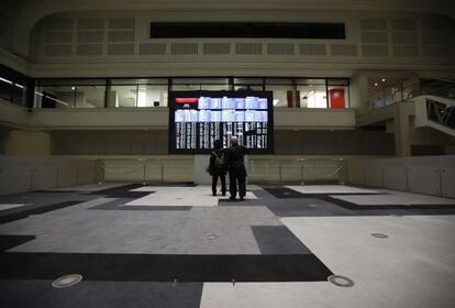 Visitors looks at an electronic board showing the Japan's Nikkei average at the Tokyo Stock Exchange (TSE) in Tokyo, Japan, February 9, 2016. Asian share markets were scorched on Tuesday as stability concerns put a torch to European bank stocks and sent investors stampeding to only the safest of safe-haven assets. REUTERS/Issei Kato