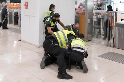 Un momento de la actuacion de los miembros de seguridad de Renfe de la Estacion de Sants que han inmovilizado una mujer transexual.