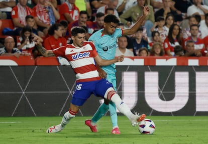 Carlos Neva ante Lamine Yamal, en el partido entre el Granada y el Barcelona.