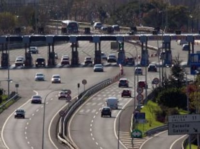 Vista general del puesto de peajes en la AP-8 en Zarautz.