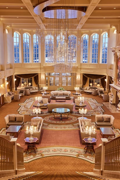 En el 'lobby' del hotel cuelga una lámpara de cristal de 11 de metros de largo inspirada en el castillo de la película 'La bella durmiente'.