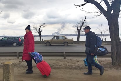 Civiles huyen de la ciudad de Mikolaiv, cerca de Odesa, en el sur de Ucrania, este lunes.