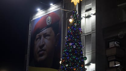 Abeto navideño en Caracas ante la imagen del fallecido expresidente Hugo Chávez el 1 de octubre de 2024.