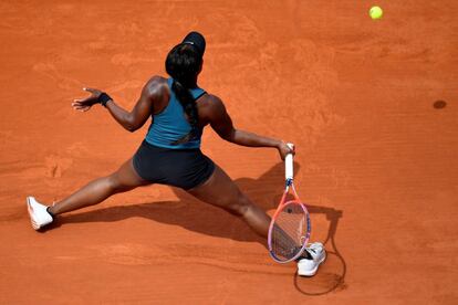 Sloane Stephens golpea la pelota de vuelta a la tenista rumana Simona Halep.