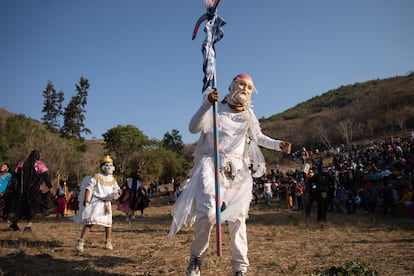 Durante la ceremonia, los Tecuanes se enfrentan a golpes y simularán el sonido de truenos y rayos, para pedir que llueva.