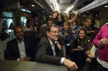 Mariano Rajoy, con los periodistas de su caravana electoral en el trayecto del aeropuerto de Parayas a Santander.