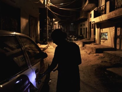 Bharti Devi, 30, empieza su turno de noche. Trabaja como taxista con la Fundación Azad desde hace cuatro años.