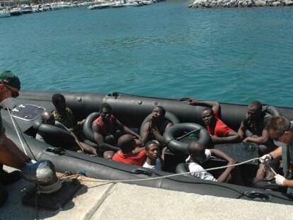 Varios guardias civiles llevan al puerto de Ceuta a inmigrantes que trataban de llegar a la ciudad a nado