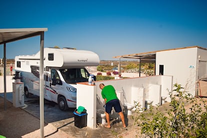 Uno autocaravanista en Camper Park Playas de Luz, en Isla Cristina (Huelva).