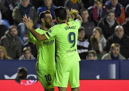 Messi y Suárez celebran uno de sus goles ante el Levante. 