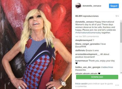 Donatella Versace dice en un vídeo que las mujeres merecen estar seguras, sin miedo y felices.