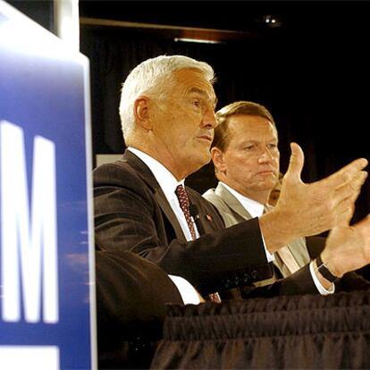 El vicepresidente de General Motors, Bob Lutz, a la izquierda es uno de los directivos que ha creado su propio <i>blog</i>.