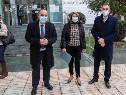 Los diputados de Vox Juan José Liarte (a la derecha), Mabel Campuzano (centro) y Francisco Carrera, el pasado 13 de enero, antes del inicio del juicio en Murcia por su expulsión.