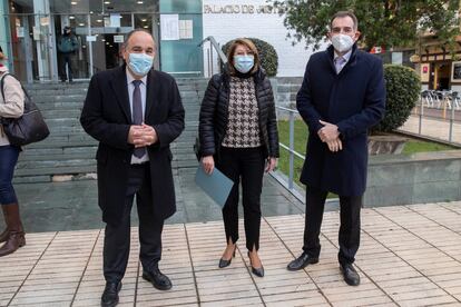 Los diputados de Vox Juan José Liarte (a la derecha), Mabel Campuzano (centro) y Francisco Carrera, el pasado 13 de enero, antes del inicio del juicio en Murcia por su expulsión.