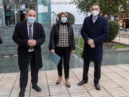 Los diputados expulsados de Vox Juan José Liarte (a la derecha), Mabel Campuzano  y Francisco Carrera, el 13 de enero de 2022 antes del inicio del juicio en Murcia.