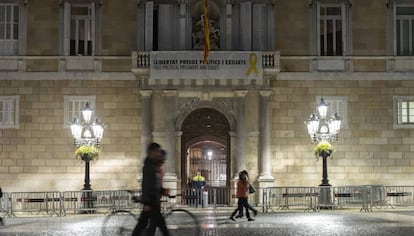 Fachada del Plau de la Generalitat con la pancarta a favor de los presos politicos y el lazo amarillo