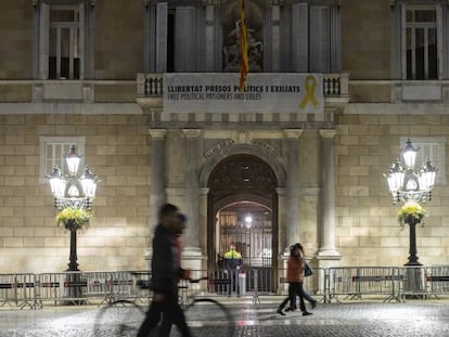 Fachada del Plau de la Generalitat con la pancarta a favor de los presos politicos y el lazo amarillo