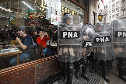 El gobierno ultraderechista desplegó un amplio dispositivo policial para intentar contener la protesta.