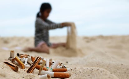 Colillas abandonadas en una playa.