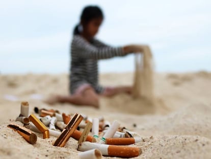 Burilles abandonades en una platja.