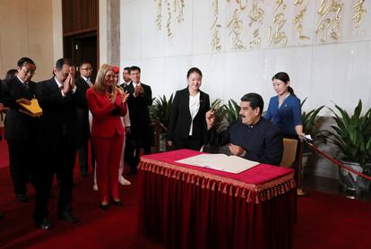 Nicolás Maduro, presidente de Venezuela, firma el libro de visitas en el mausoleo del fallecido presidente chino Mao Zedong en Pekín.
