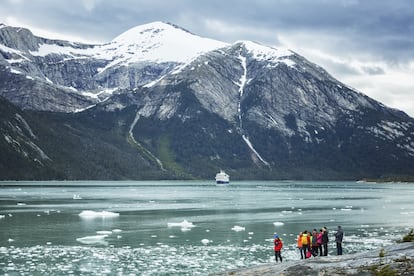 Un grupo de turistas observa el glaciar Pía en Tierra de Fuego, en la Patagonia chilena.