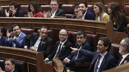 Los diputados electos catalanes en prisión preventiva, Josep Rull, Jordi Turull, y Jordi Sànchez, observan a Albert Rivera.