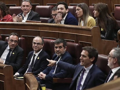 Los diputados electos catalanes en prisión preventiva, Josep Rull, Jordi Turull, y Jordi Sànchez, observan a Albert Rivera. 
