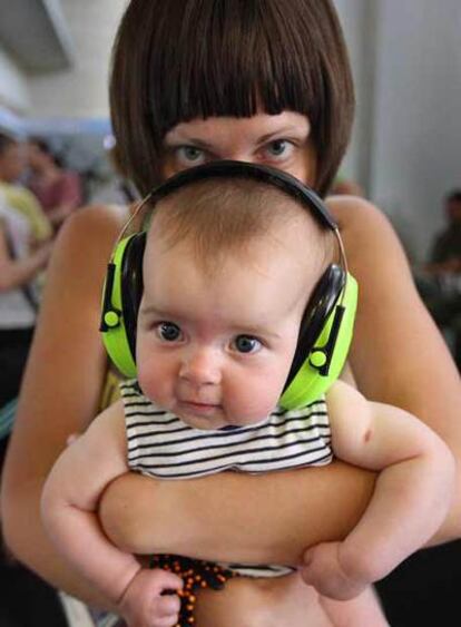 Un bebé <i>protegido</i> en el Sónar.