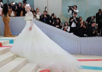 La cantante Ava Max, con un vestido de novia hecho a medida por Christian Siriano e inspirado en un diseño de Lagerfeld de los noventa.