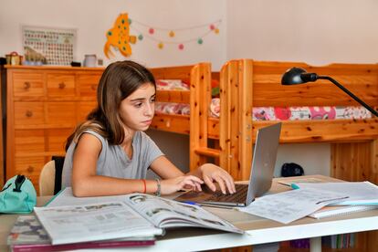 Ona, estudiando en su habitación.