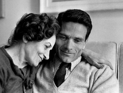 Pier Paolo Pasolini y su madre, Susanna Colussi, en Roma en 1963.