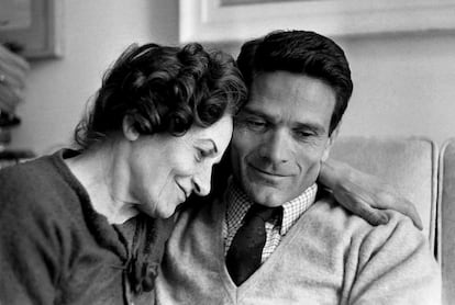 Pier Paolo Pasolini y su madre, Susanna Colussi, en Roma en 1963.