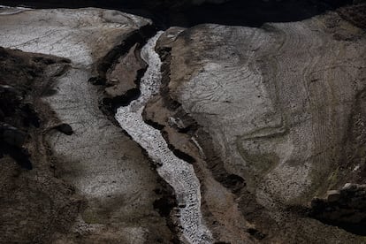 Tras Cataluña, la siguiente comunidad en situación más delicada es Andalucía. La Junta no se ha fijado una capacidad límite de embalses específica para establecer la emergencia, pero miembros del Gobierno autónomo reconocen que habrá que esperar a las precipitaciones de las próximas semanas para reevaluar las medidas.  En la imagen, el cauce del río Cardener que confluye en el embalse de Llosa del Cavall (Lleida), este jueves.