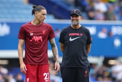 Klopp habla con Darwin Núñez en Goodison Park.