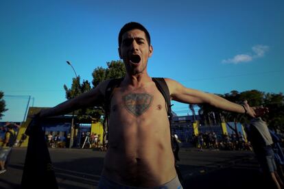 Un hincha participa en 'el banderazo' que despide al Boca Juniors. River Plate y Boca Juniors jugarán el partido de vuelta de la final de la Copa Libertadores en el Santiago Bernabéu de la capital española por la agresión que sufrieron los jugadores del Xeneize de los hinchas del Millonario cuando iban a disputar la vuelta el pasado sábado 24 de noviembre.