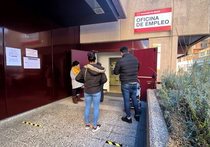 Varias personas frente a una oficina de empleo en Madrid el 5 de enero de 2021.